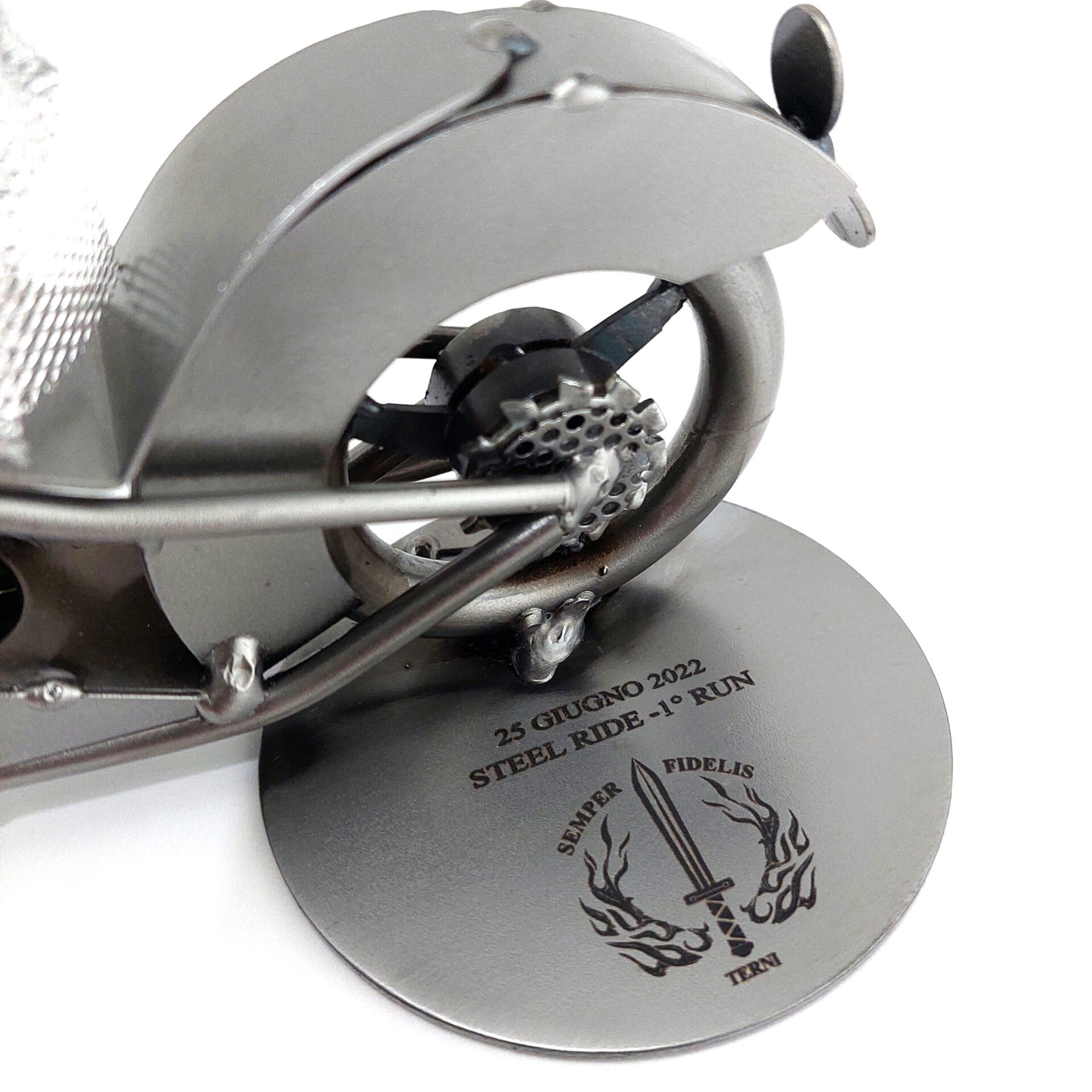 SCULTURA MOTOCICLISTA SU HARLEY CHOPPER - immagine 7