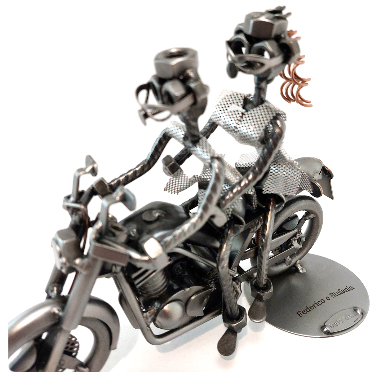 SCULTURA COPPIA SU MOTO DA CORSA - immagine 8