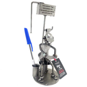 seduto al wc con personalizzazione metal idea.it