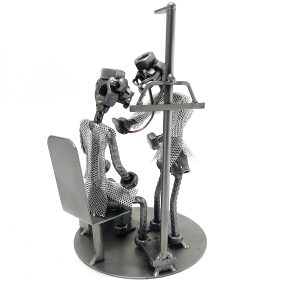 SCULTURA DOTTORE CON PAZIENTE - immagine 8