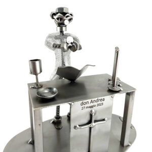 sacerdote con incisione metal idea.it