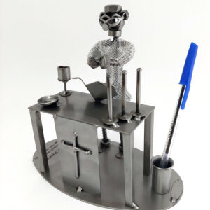 sacerdote con personalizzazioni metal idea.it