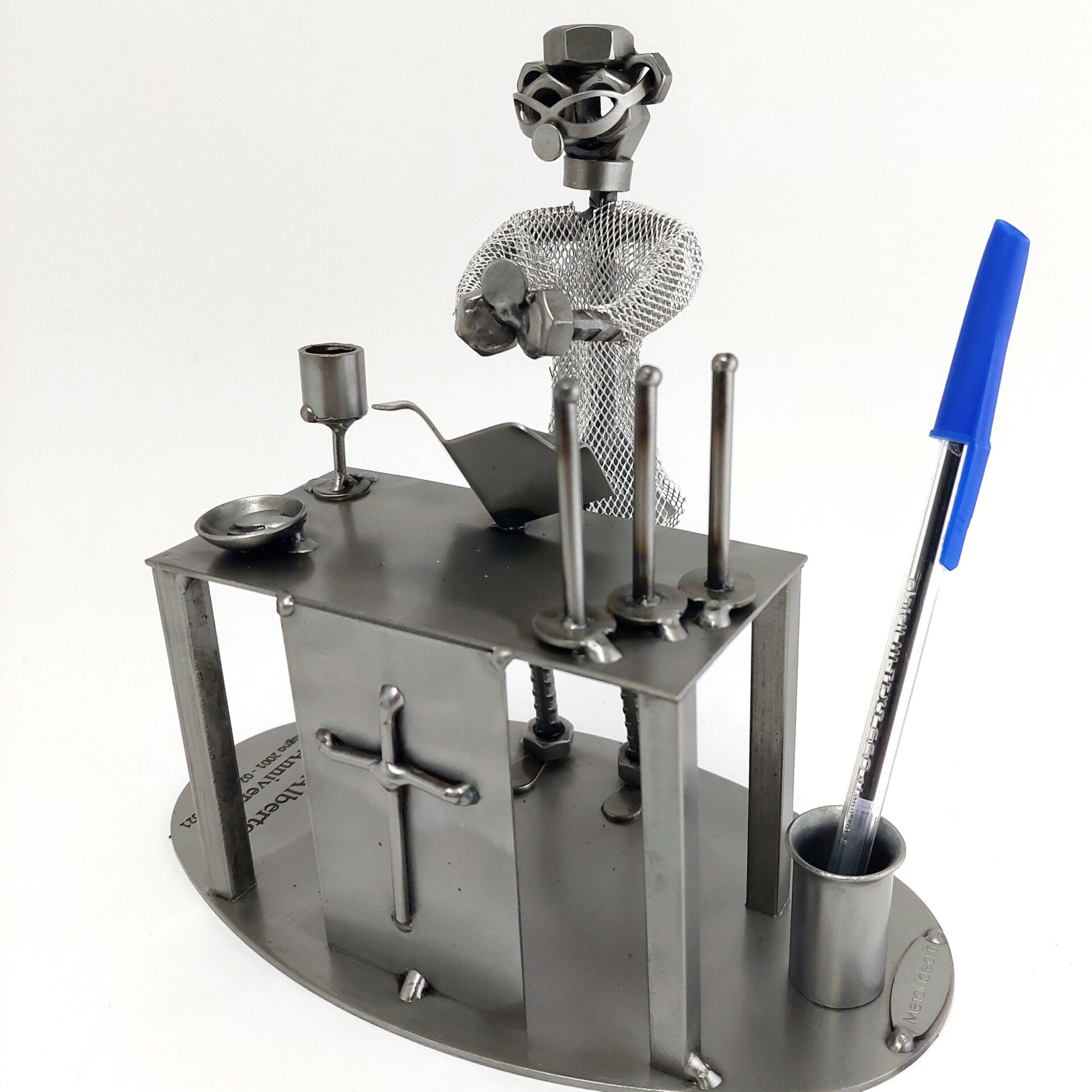 sacerdote con personalizzazioni metal idea.it