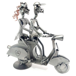 vespa con coppia con incisione metal idea.it