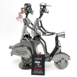 FIDANZATI IN VESPA CON PERSONALIZZAZIONE METAL IDEA.IT