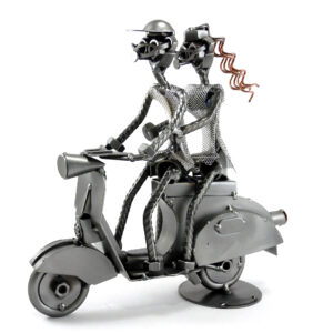 Alternative view of SCULTURA COPPIA SU VESPA