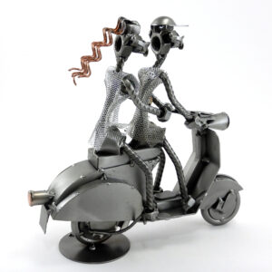 SCULTURA COPPIA SU VESPA - immagine 5