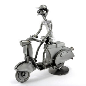 Alternative view of SCULTURA VESPA CON GUIDATORE