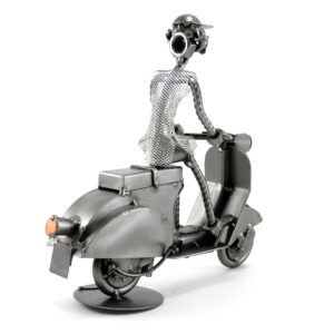SCULTURA VESPA CON GUIDATORE - immagine 4