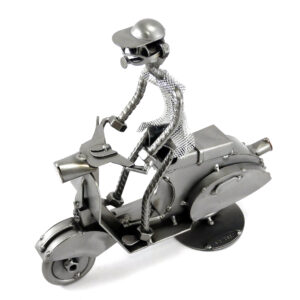SCULTURA VESPA CON GUIDATORE - immagine 5