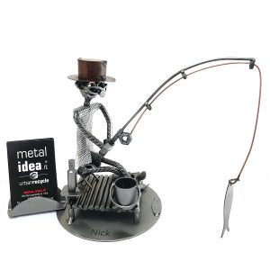 pesccatore seduto con porta biglietti metal idea.it