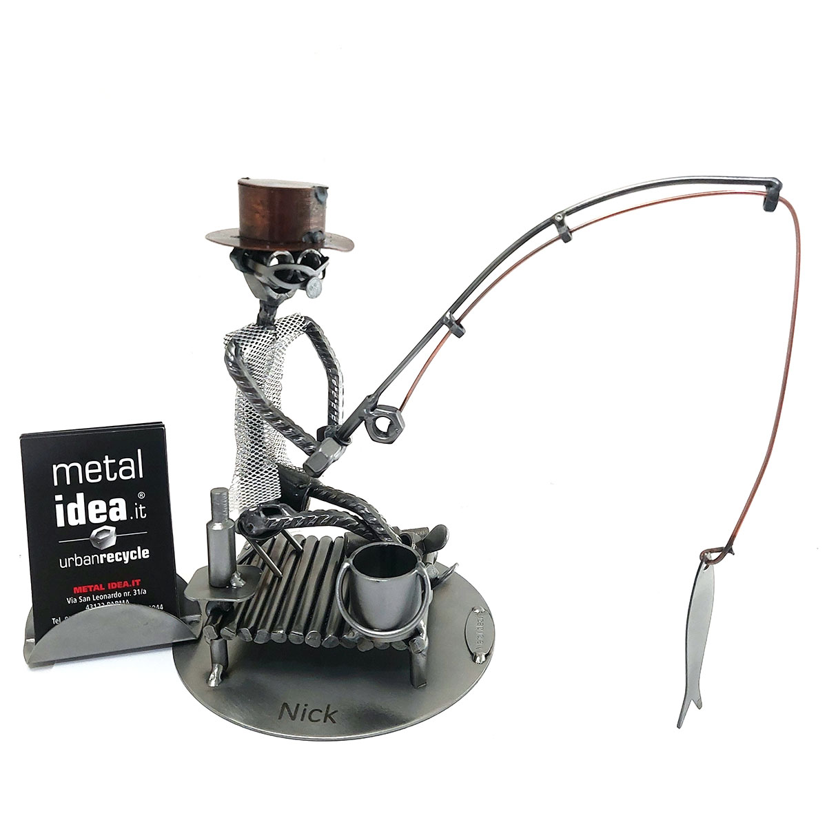pesccatore seduto con porta biglietti metal idea.it