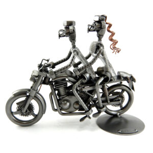 SCULTURA COPPIA SU MOTO DA CORSA - immagine 5