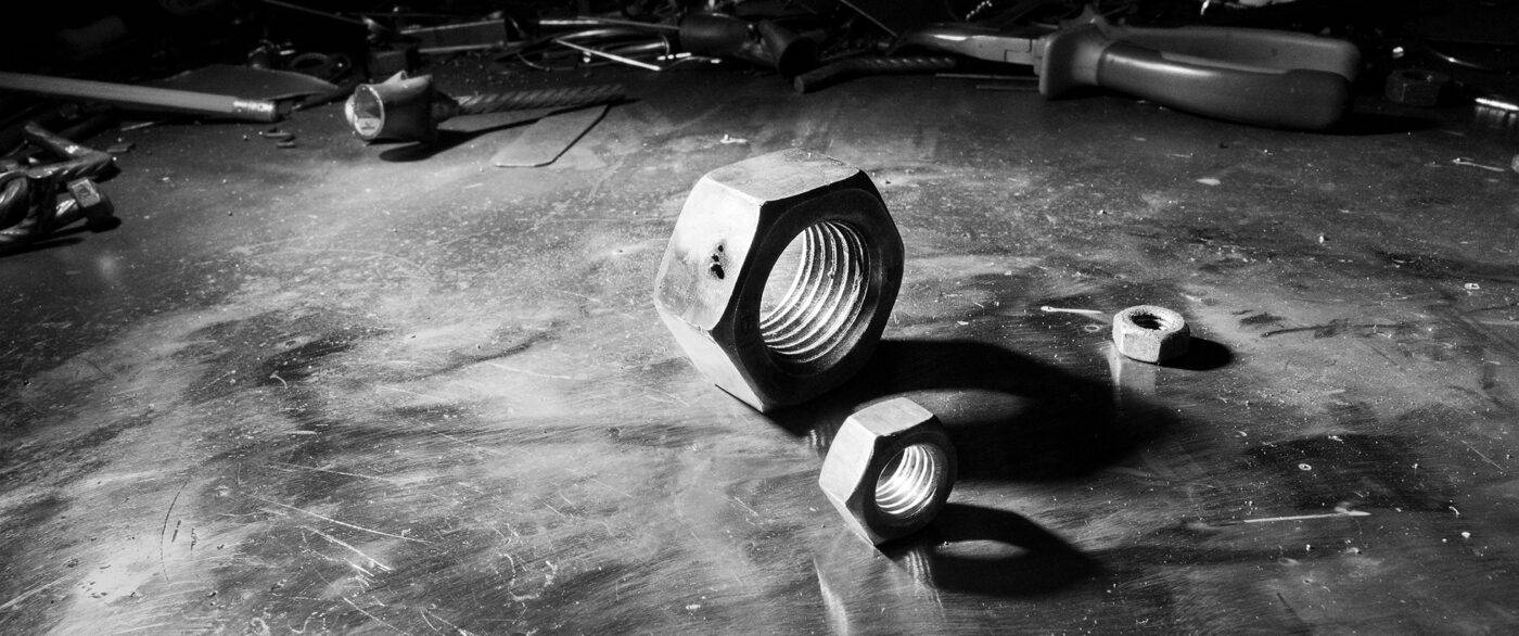 metal-idea-sculture-in-metallo-dado