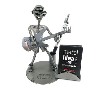 chitarrista rock con personalizzazioni metal idea.it