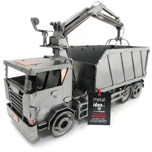 Alternative view of SCULTURA CAMION CON RAGNO